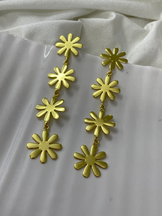 गार्डेनिया गोल्ड ड्रॉप इयररिंग्स