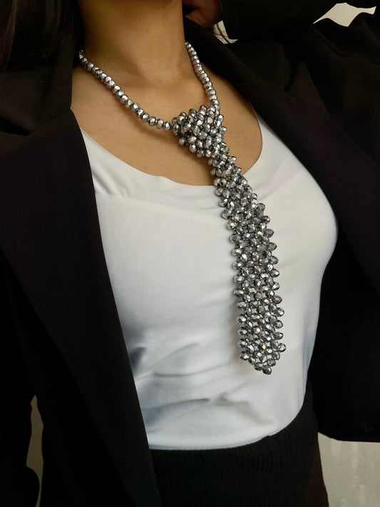 बेडाज़ल्ड बो टाई नेकलेस