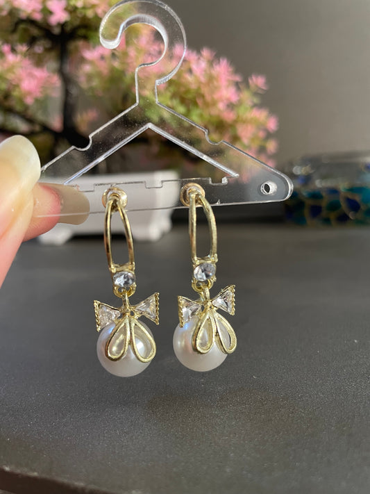 मिनी पर्ल धनुष बालियां