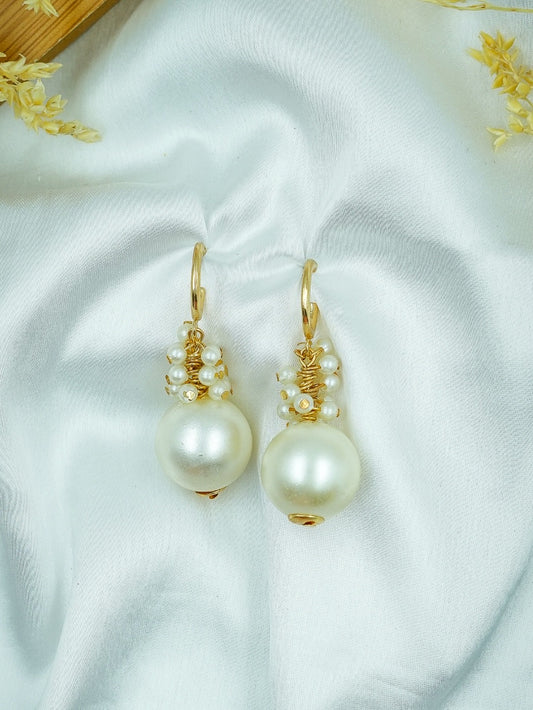 चमकती ग्लोब मोती बालियां