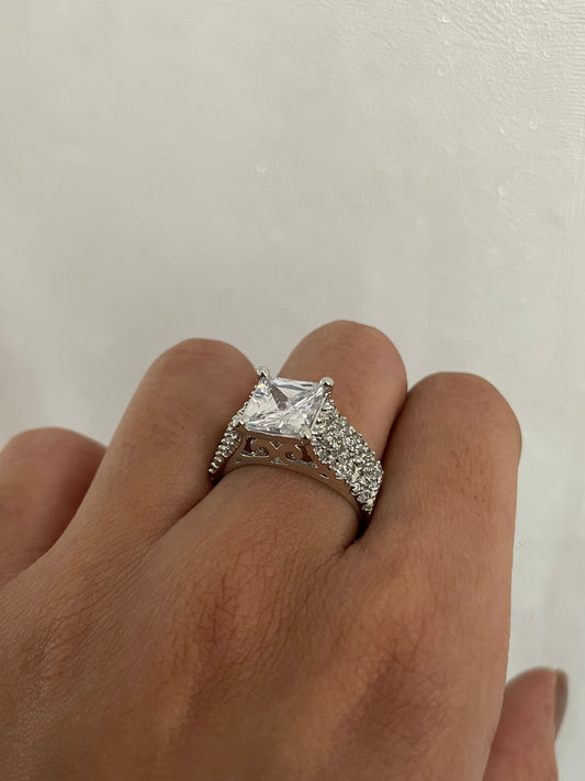 जमे हुए एम्बर एडी रिंग