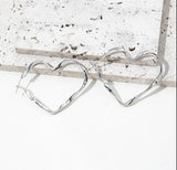 मनमोहक हार्ट हूप इयररिंग्स