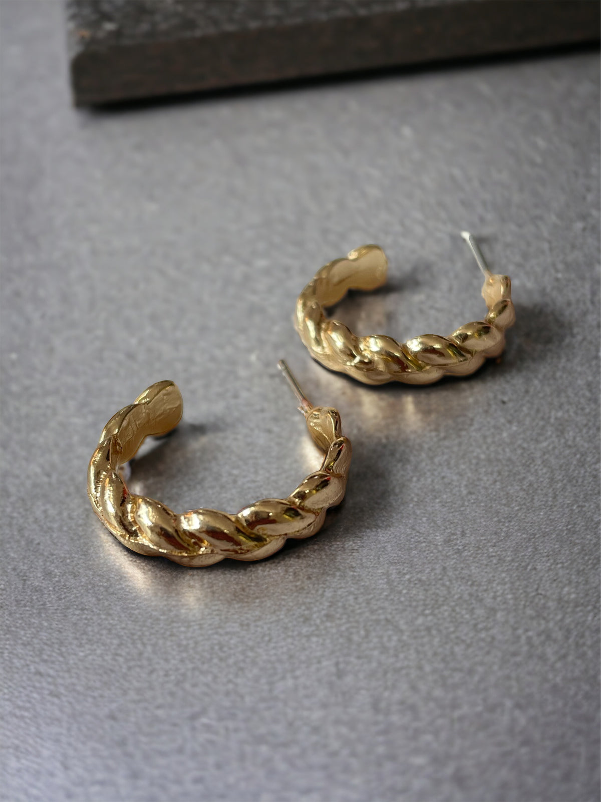 क्लासिक ट्विस्ट हुप्स