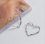मनमोहक हार्ट हूप इयररिंग्स