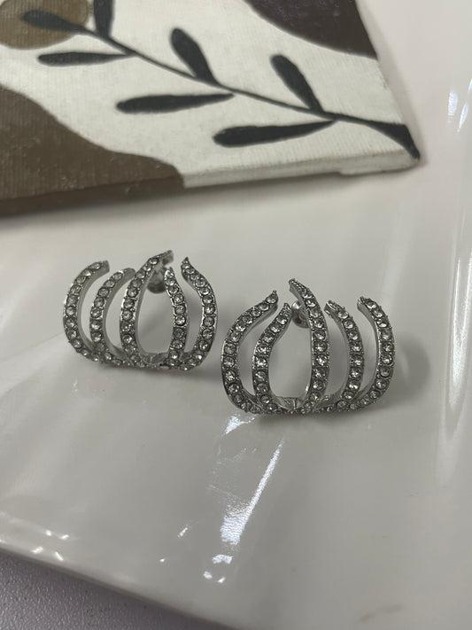 लहरदार चांदी की बालियां