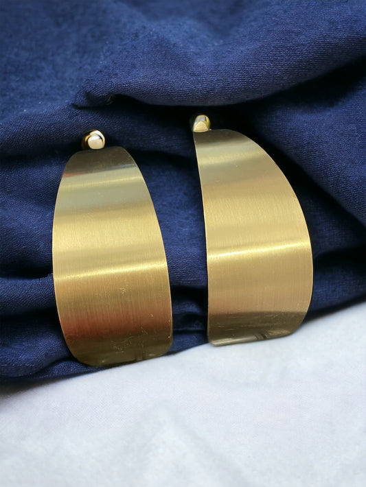 बोल्ड ओवरसाइज़्ड हूप इयररिंग्स