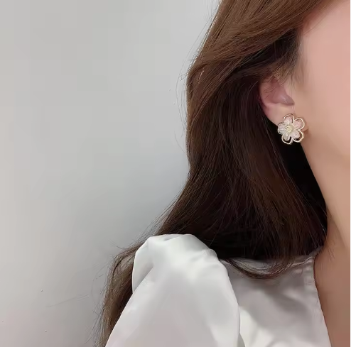 फूल स्टड बालियां