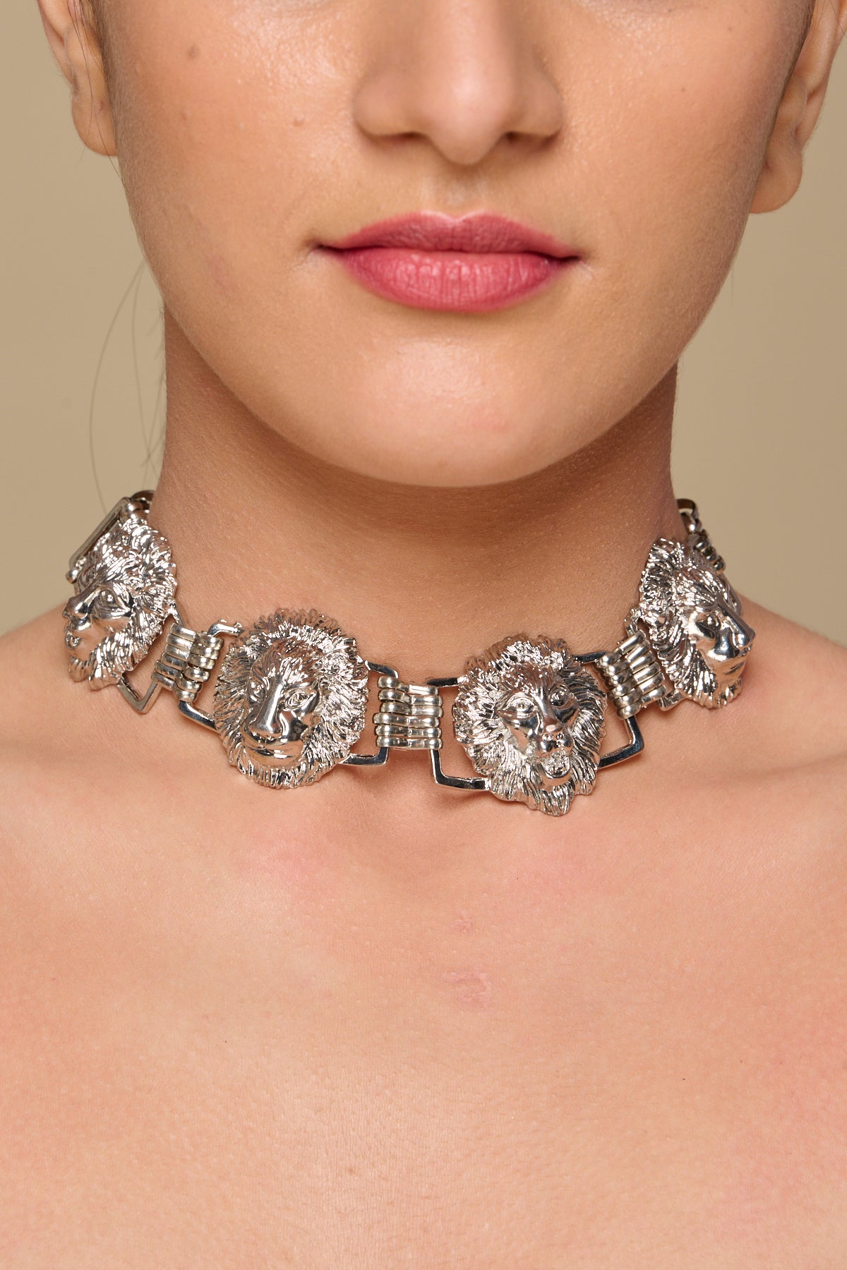 रीगल बीस्ट नेकलेस